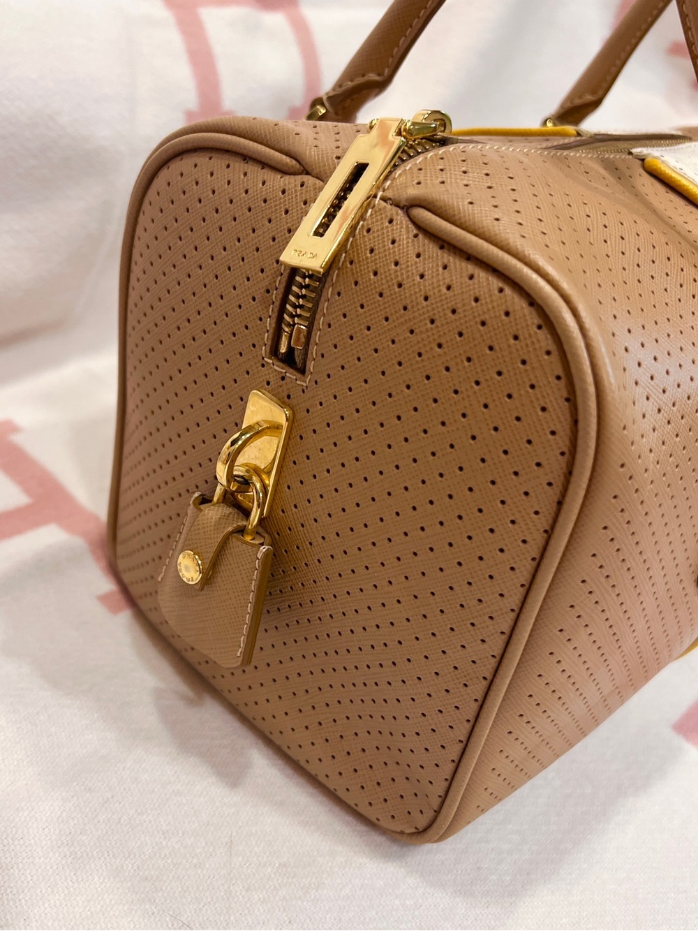 PRADA⭐️Vitello Daino Tan and White Perforated Leather Large Prada Barrel Hobo!⭐️ - Picture 5 of 16
